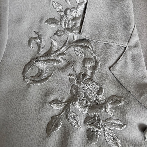 Ship n Shore Gray Blouse Embroidered Womens Sz 12 Long Sleeve - Picture 9 of 14